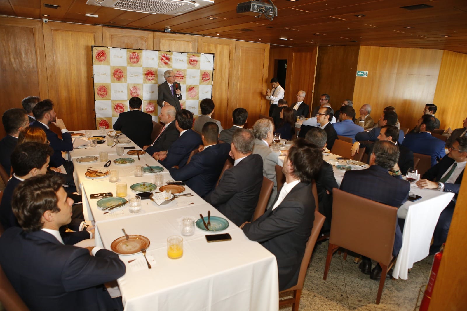 Almoço Cultural: “Como usar o Direito hoje” , com o Ministro e Fundador do IADF, Dr. Roberto Rosas